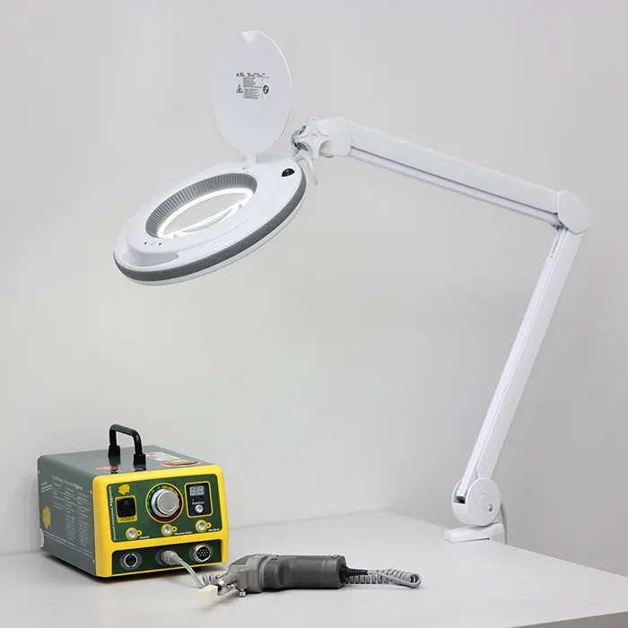 Lampa z lupą LED